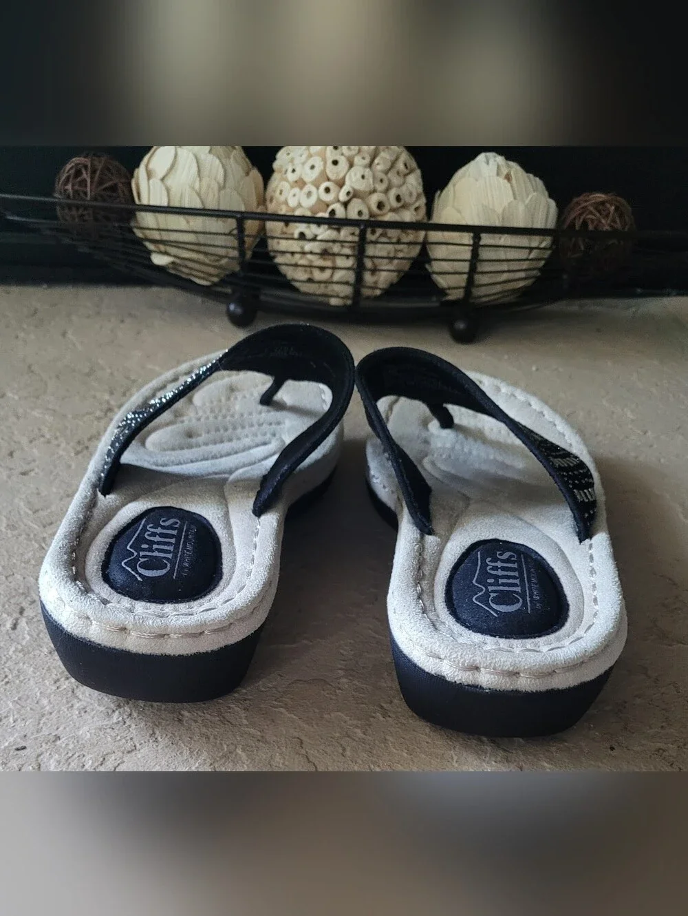 Size 8 M Cliffs by White Mountain Cienna Thong Black Fabric Women Sandals